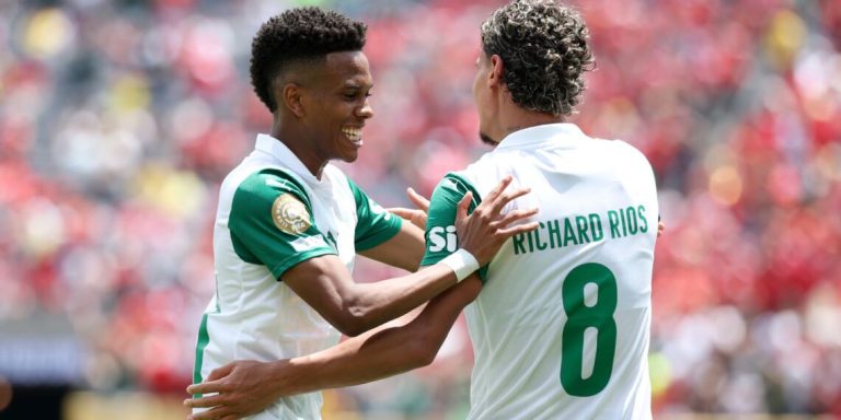 Palmeiras supera o Al Ahly por 2 a 0 em jogo interrompido por tempestade e lidera Grupo A do Mundial