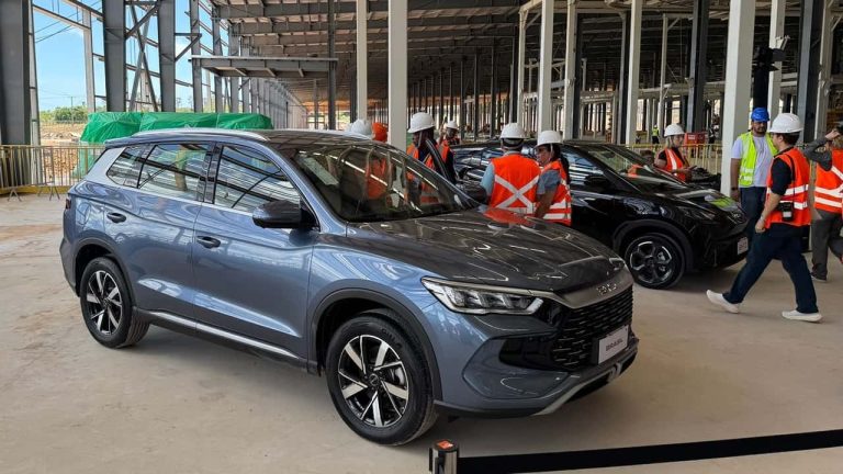 Primeiro veículo de passeio da chinesa BYD fabricado no Brasil sai da linha de produção para as ruas
