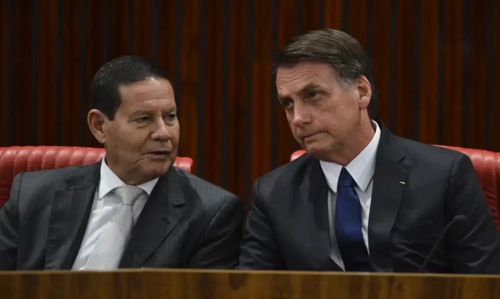 Se eu tivesse sido o candidato a vice, Bolsonaro não estaria nessa situação, diz Mourão